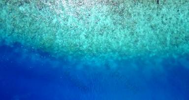 自然飞行复制空间拍摄夏天白色天堂沙子海滩蓝色的水背景色彩斑斓的